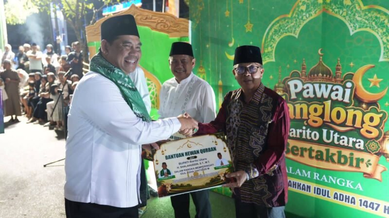 Bupati Barito Utara, H. Shalahuddin, bersama Wakil Bupati dan FKPD menyalurkan sapi kurban pada pawai Tanglong Barito Utara Bertakbir, Selasa malam (26/5/2026).