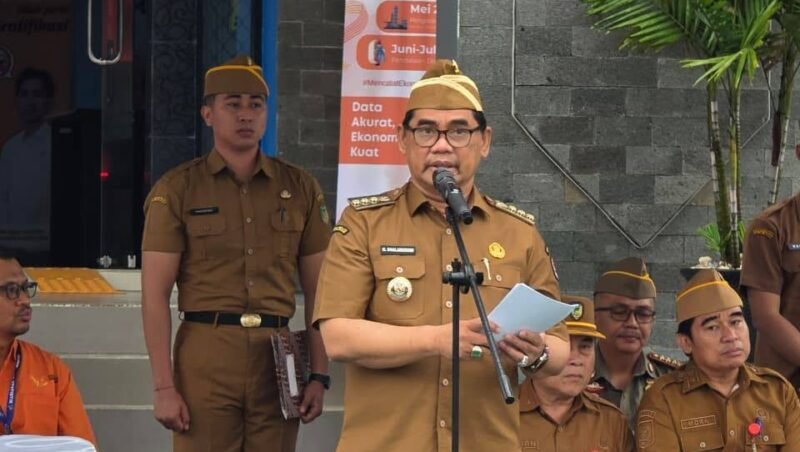 Bupati Barito Utara, H. Shalahuddin, memberikan arahan pada Apel Siaga Sensus Ekonomi Tahun 2026 di Kantor BPS Barito Utara, Senin (25/5/2026). 